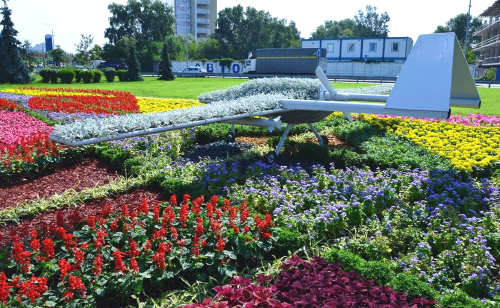 У парку Відрадний створили квітник на тему волонтерства, який вшановує українських захисників та волонтерів.