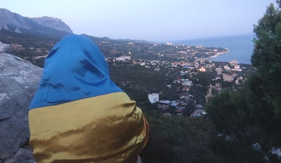 Активісти руху 'Жовта стрічка' підняли український прапор на горі Кішка в Криму з нагоди Дня Незалежності.