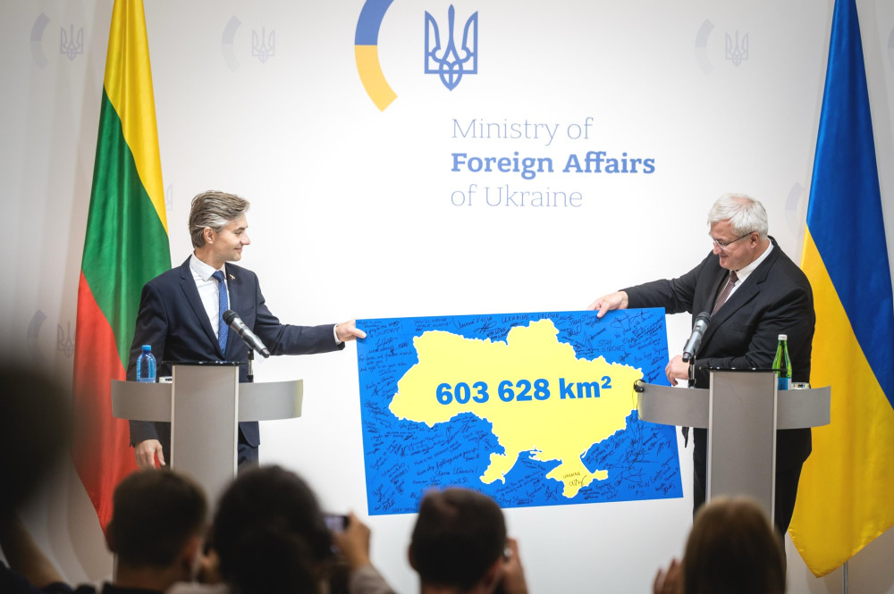 Литовський міністр закордонних справ Кястутіс Будріс надає Україні картку, яка символізує підтримку територіальної цілісності та обговорює питання безпеки.