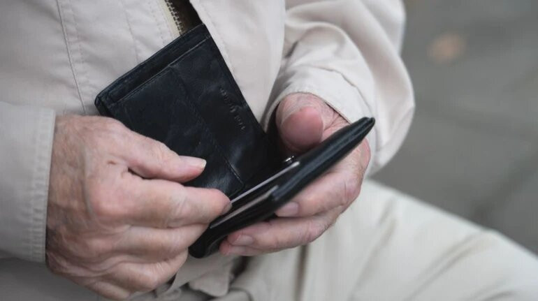 Аналіз стану пенсійних виплат в Україні на 2025 рік у контексті реального прожиткового мінімуму.